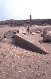 Rainer neben Obelisk