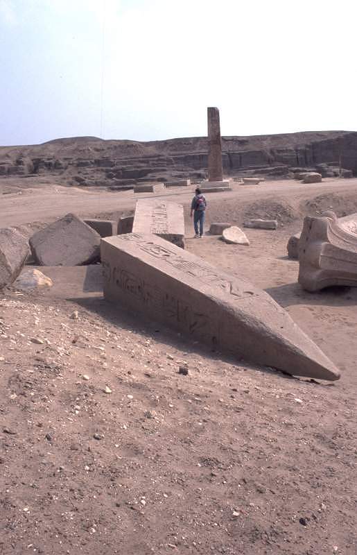 Rainer neben Obelisk